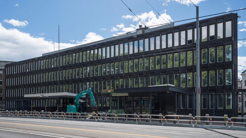 Bilde av den tidligere ambassaden med den lange fasaden mot Henrik Ibsens gate. Foto: Lene Buskoven, Riksantikvaren