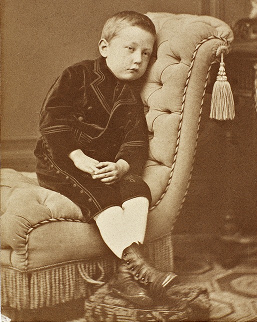 Amundsen avbildet som liten gutt sannsynligvis fra 1875. Foto: Nasjonalbiblioteket.