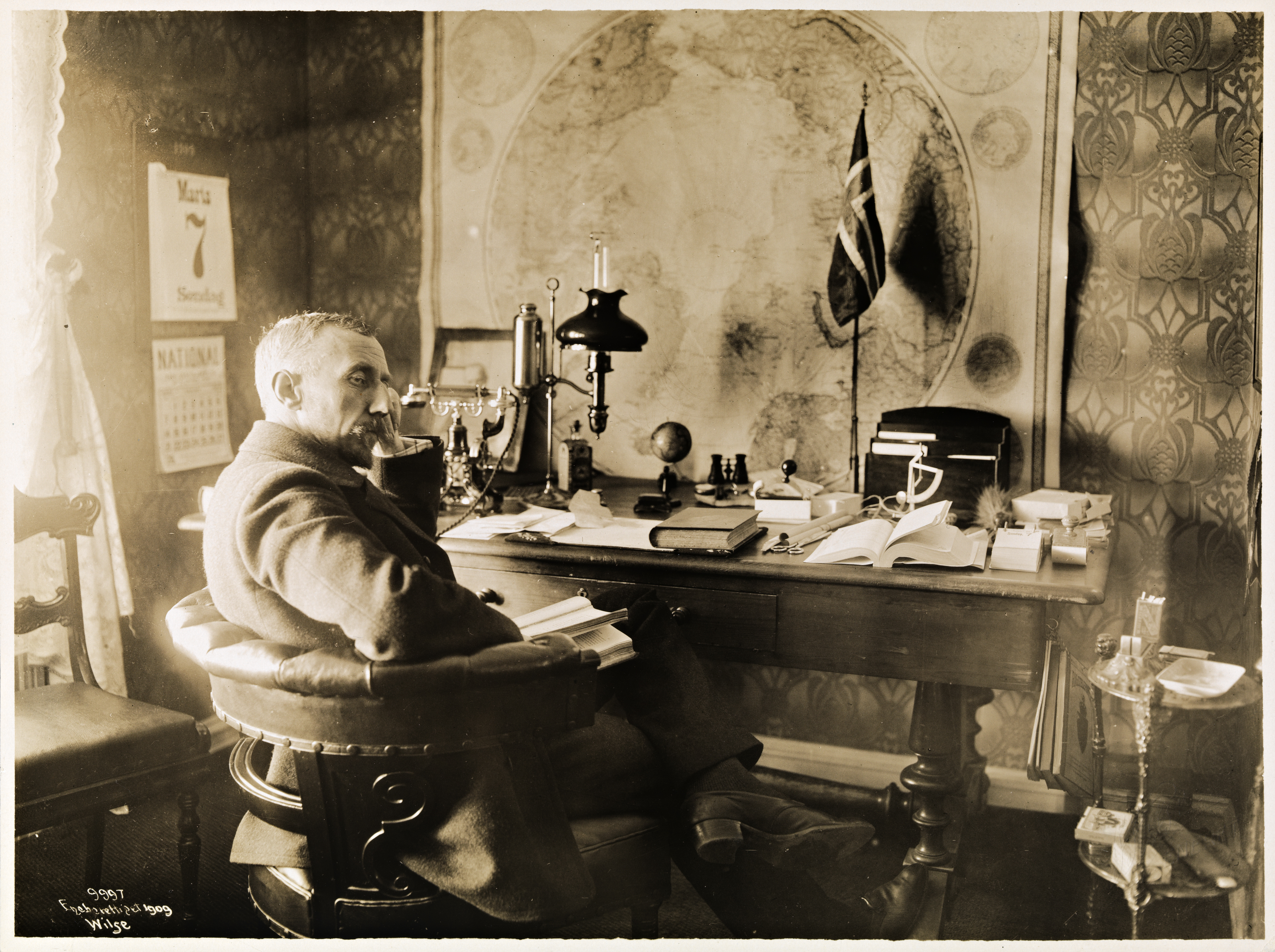 De stille stundene hjemme ble ofte brukt til forberedelser til ekspedisjoner foredrag eller til skriving. Her fra 1910 ved skrivebordet på Uranienborg. Foto: Anders Beer Wilse (1865-1949) Nasjonalbiblioteket.