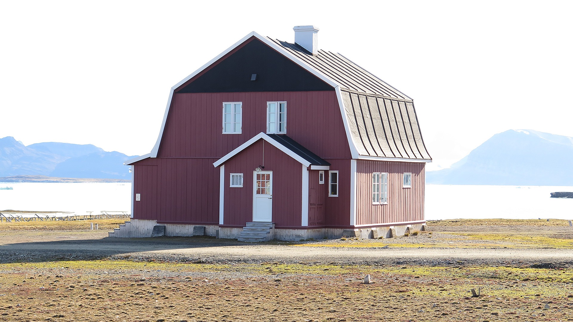 Direktørboligen i Ny-Ålesund som lå i utkanten av bebyggelsen var det flotteste huset på Svalbard i 1918. I dag er den mest kjent som «Amundsenvillaen» ettersom Roald Amundsen bodde her i perioder. Senere har det også vært bar leiligheter sykestue og legekontor her. Foto: Siri Hagen Riksantikvaren