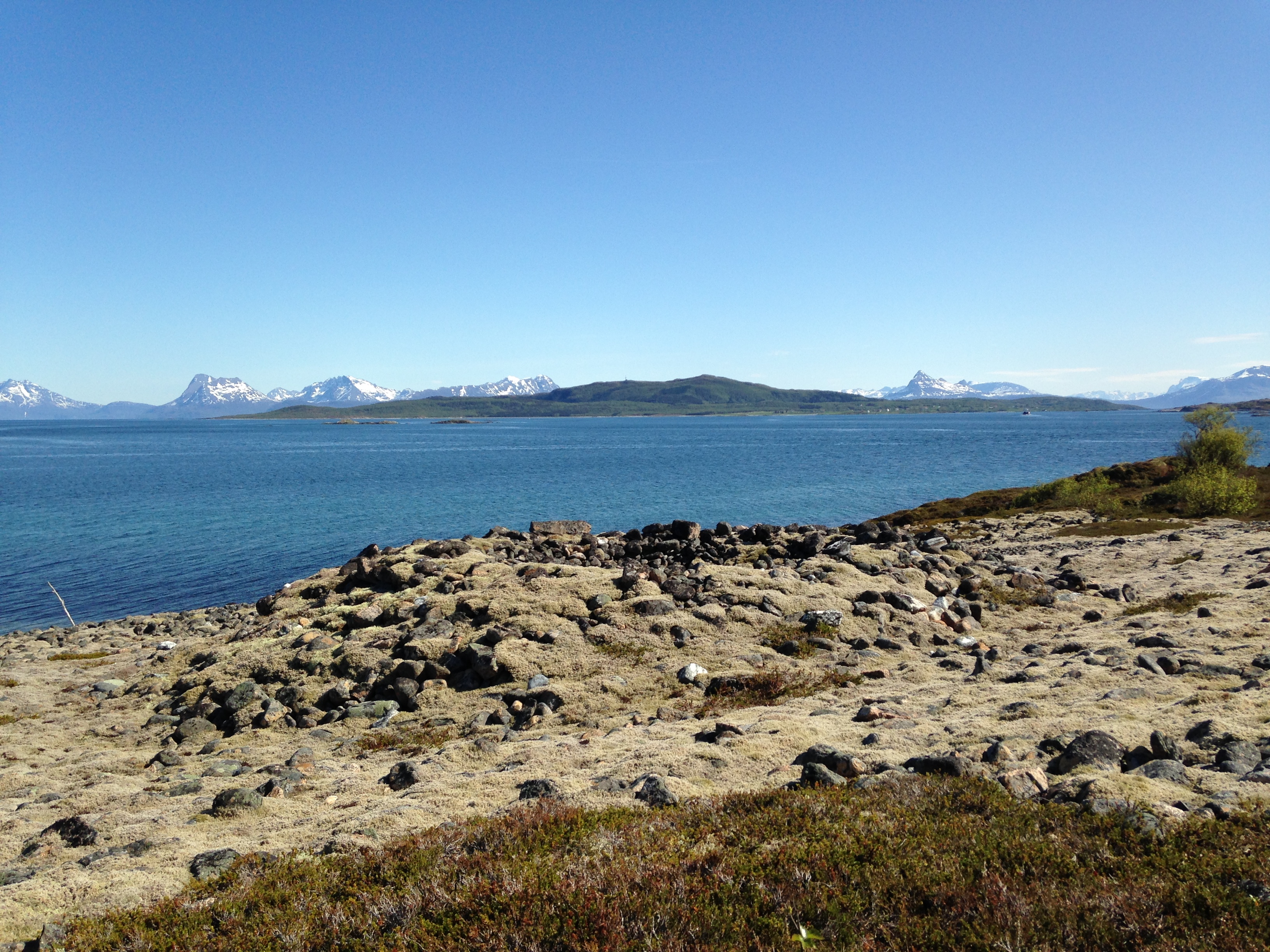Øde landskap med flere graver. Nærbilde av gravrøys. Foto: Anne Karine Sandmo Troms fylkeskommune