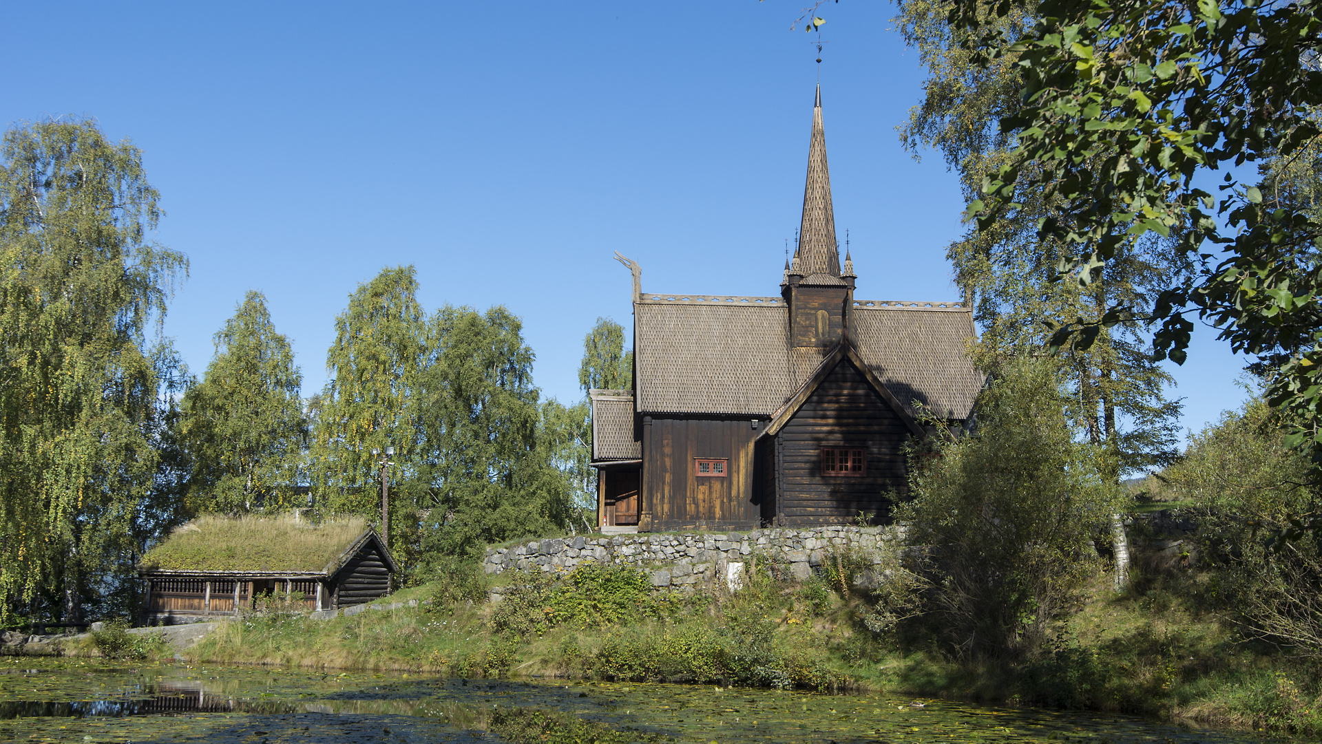 Garmo stavkirke slik den står på De Sandvigske samlinger Maihaugen i dag. Foto: Dagfinn Rasmussen Riksantikvaren 2015
