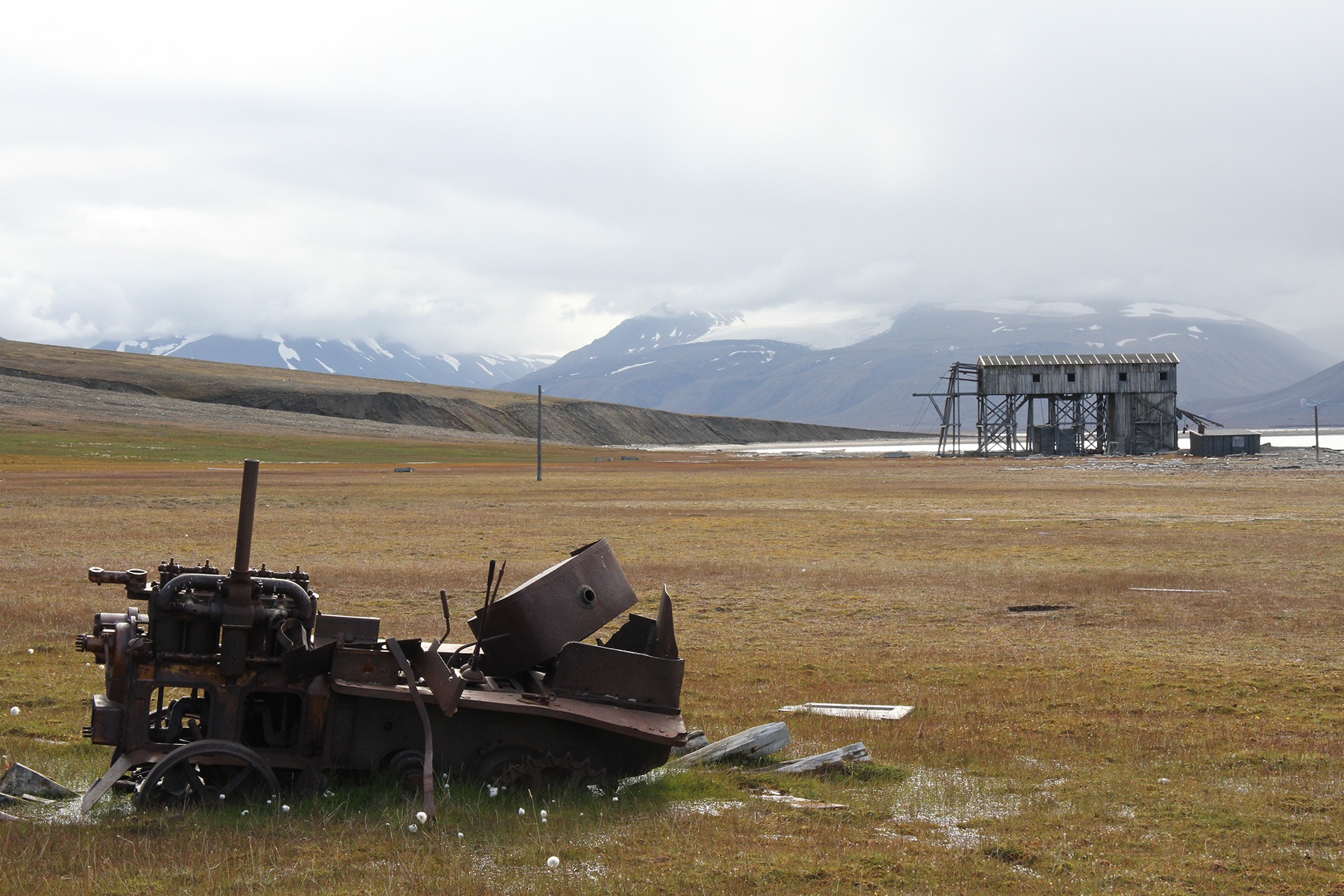 Nest etter Ny-Ålesund er det Hiorthhamn som har den største ansamlingen av fredete kulturminner på Svalbard. Taubanen i bakgrunnen på bildet er ett av mange fredete kulturminner her. Foto: Siri Wolland Riksantikvaren