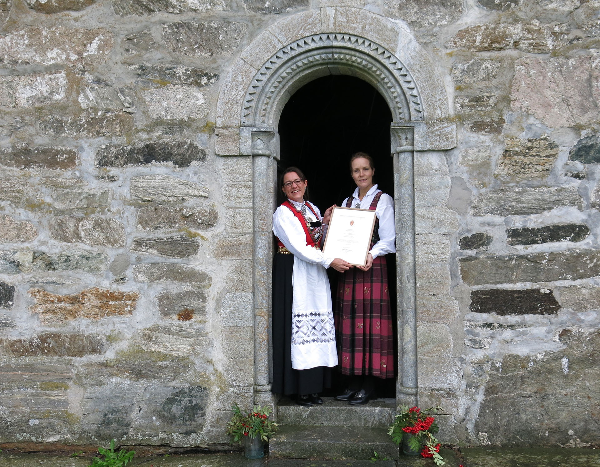 Styreleiar Margrethe C. Stang i Fortidsminneforeningen og riksantikvar Hanna Geiran med gavebrevet som syner at Hove kyrkje no har skifta eigar. Foto: Karen Thommesen Riksantikvaren