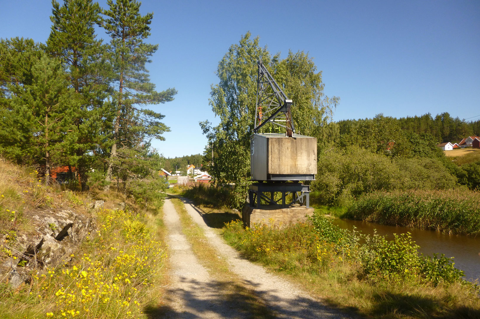 Krana på Skulerud ble brukt til omlasting av tømmer fra jernbanevogner og senere lastebil. I dag er krana restaurert men er ikke i bruk. Foto: Ulf I. Gustafsson Riksantikvaren