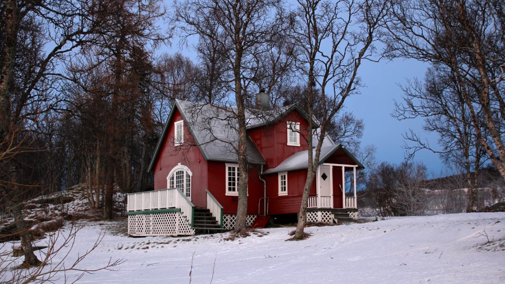 Lille Strandheim i vinterdrakt. Foto: Siri Uldal (CC BY-SA) via Wikimedia Commons