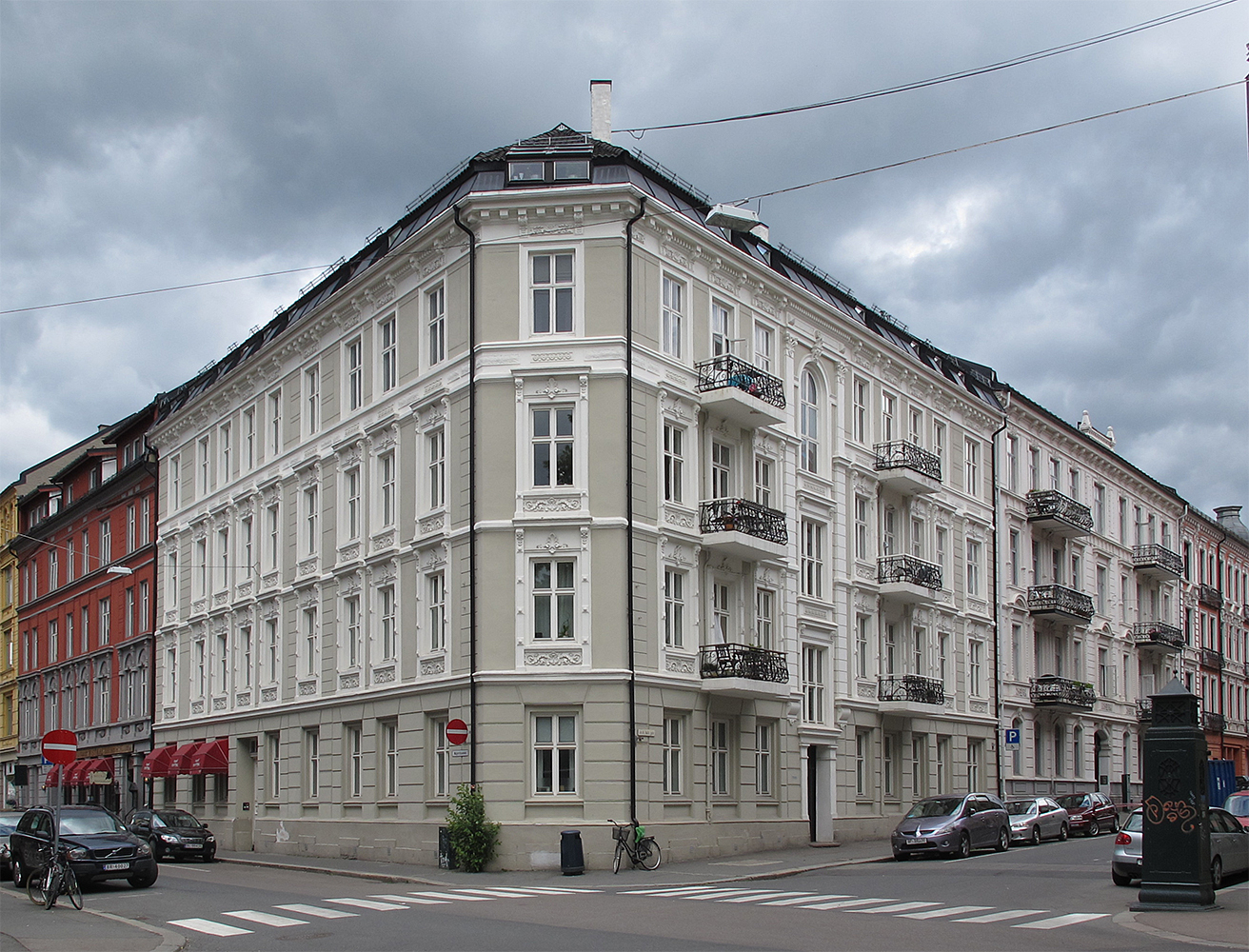 Bygninger med fine fasader med forseggjorte vindusinnramninger gesimsbånd og så videre kan ikke etterisoleres utvendig mot gata uten å miste vesentlige arkitektoniske kvaliteter og kulturhistoriske verdier. For slike bygg vil etterisolering mot bakgården (hvor fasadene har enklere utforming) isolering mot kjeller og loft og utbedring av vinduene være effektive og akseptable tiltak. Foto: Marte Boro / Riksantikvaren