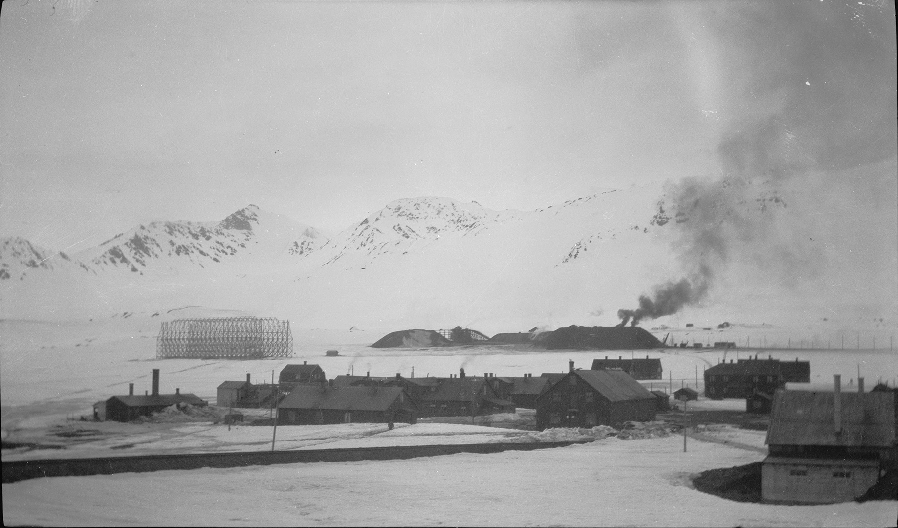 Ny-Ålesund med Amundsens luftskiphangar i bakgrunnen til venstre. Foto: ukjent Riksantikvaren