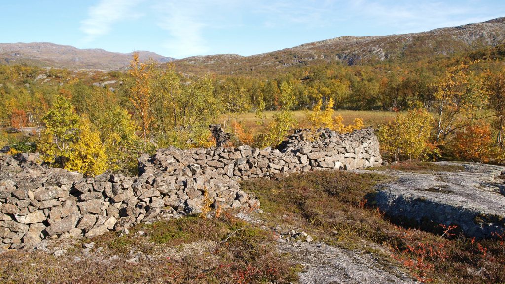 Rester etter  "Serberleiren " ved Øvre Jernvann ved Narvik. Foto: Anne Midtrød Riksantikvaren