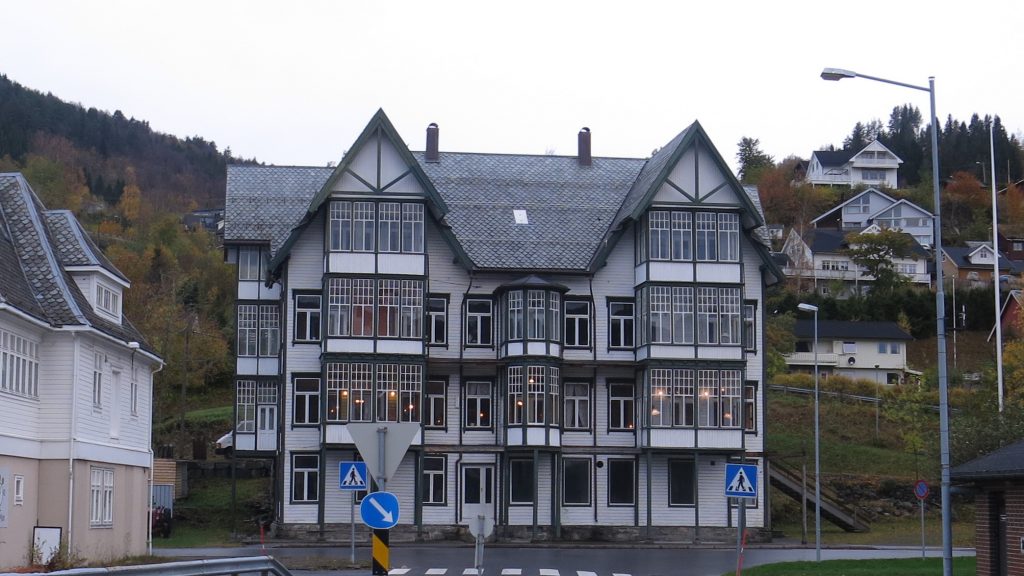 Bilde av Sjøholt Hotell. Eit markant blikkfang er det gamle hotellet der det ligg rett ved hovedvegen. Foto: Jorun Elisabet Aresvik Hals Riksantikvaren.