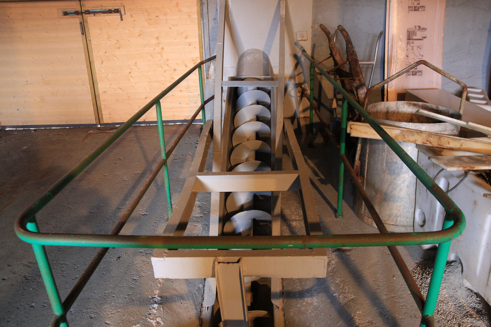 Skrupressen ble blant annet brukt for å transportere sild eller andre råvarer fra mottaket via transportører til råstofftanker for videreforedling. Foto: Ulf I. Gustafsson Riksantikvaren