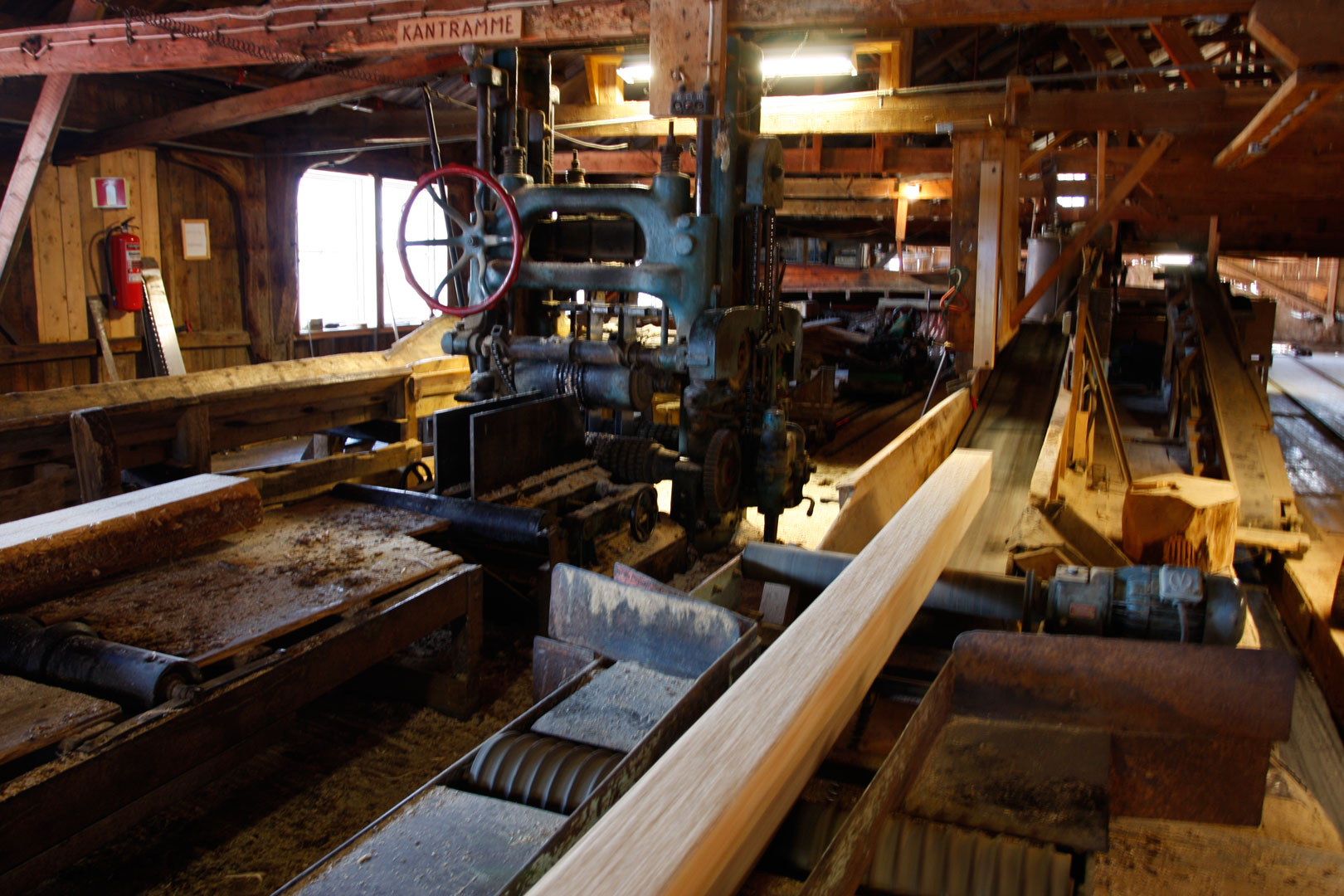 I sagverket på Spillum brukes fortsatt den gamle rammesagen for å produsere planker etter gamle metoder. Foto: Ulf I. Gustafsson Riksantikvaren