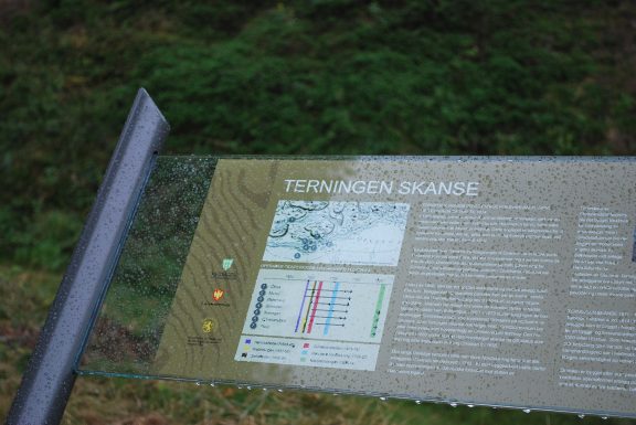 Nye informasjonsskilt er satt opp ved Terningen skanse. Foto: Turid Årsheim/Riksantikvaren