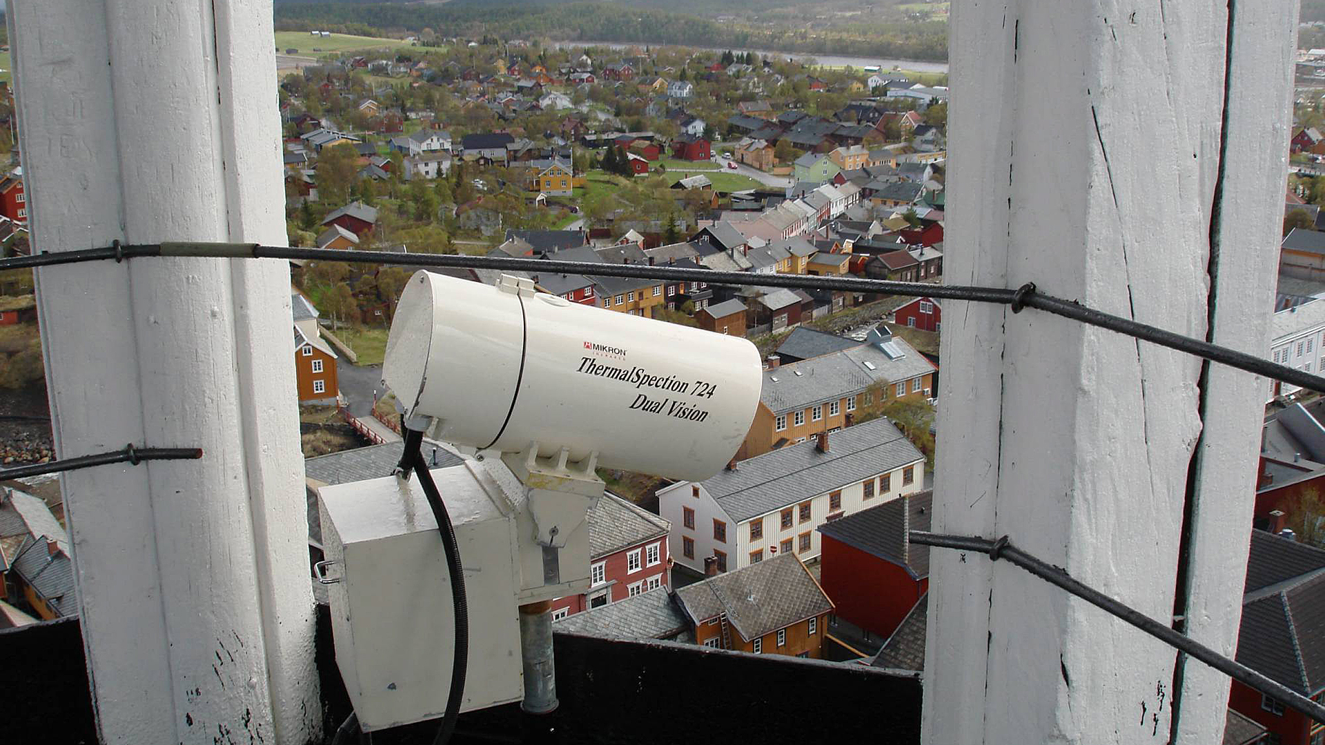 Varmedetekterende kameraer kan være en effektiv metode for å oppdage branner i tett trehusbebyggelse. Dette kameraet er montert i tårnet til Røros kirke for å overvåke Bergstaden. Foto: Einar Karlsen / Riksantikvaren