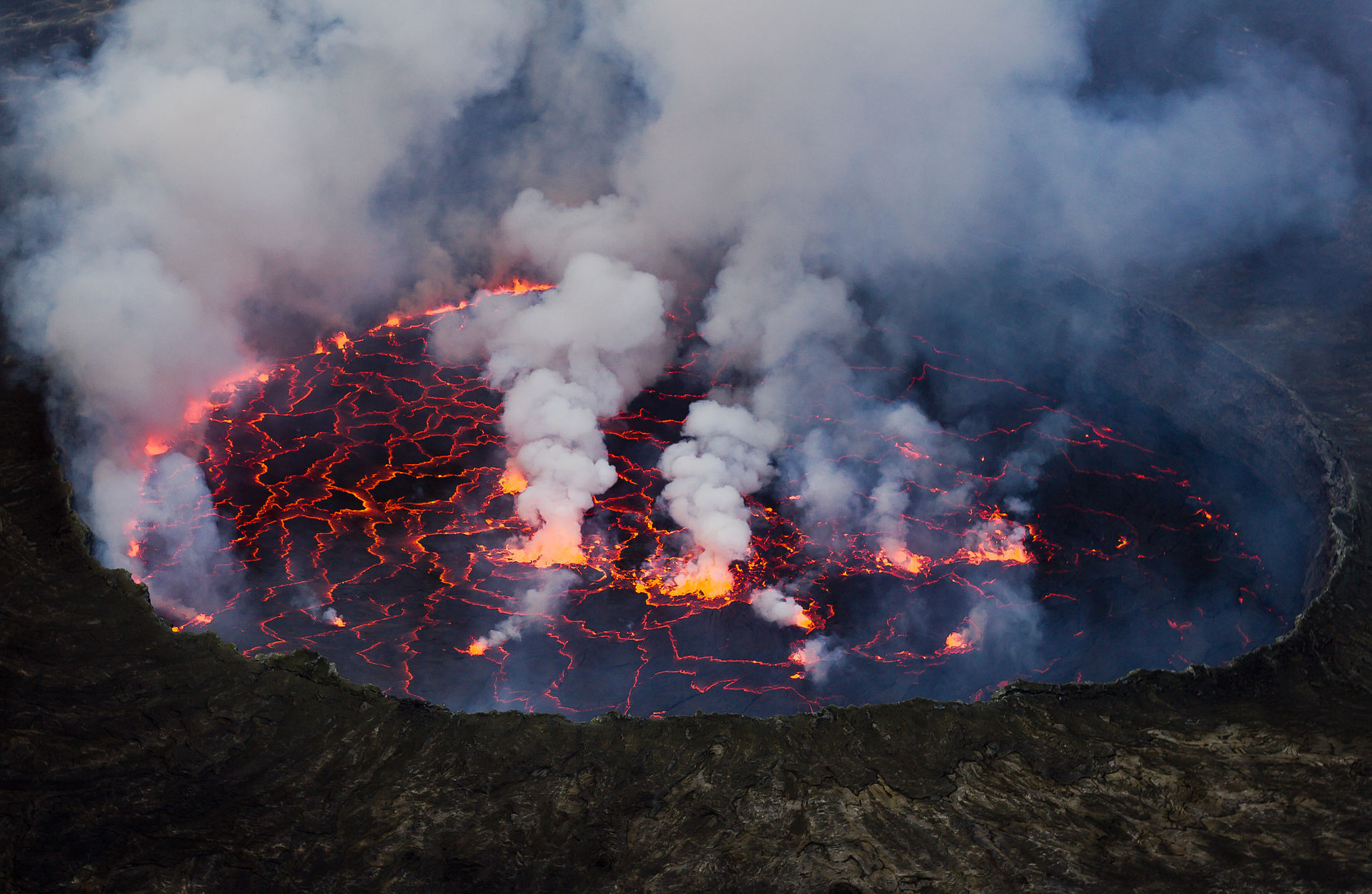 Verdensarven Virunga nasjonalpark i Kongo har hele syv vulkaner to av disse er de mest aktive i Afrika. Vulkanen Nyiragongo har en flytende alkalisk lavasjø som fyller opp krateret med periodiske utbrudd som får katastrofale konsekvenser for omgivelsene. Foto: Cai Tjeenk Willink (CC BY-SA.3.0) via Wikimedia commons
