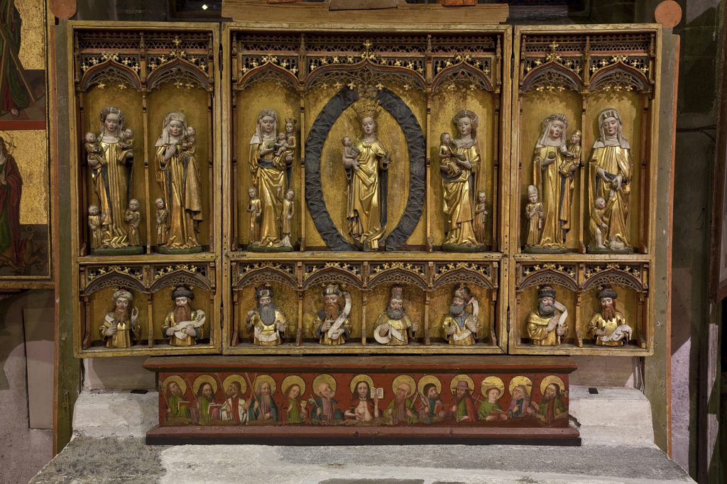 Bilde av interiør i Trondenes kirke: Trondenes kirke i Harstad har tre senmiddelalderske alterskap i koret. De er produsert i Lübeck i siste halvdel av 1400-tallet og tidlig 1500-tall, med Maria og Jesubarnet som hovedmotiv. Foto: Birger Lindstad