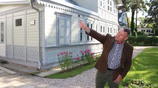Bilde av Eivind Falk, leder for Norsk håndverksinstitutt ved Lillehammer museum, viser stolt fram det nyrestaurerte sommerstedet til dikterekteparet Rainis og Aspazija i Jurmala, en strandby litt utenfor Riga. Foto: Anja Heie, Riksantikvaren