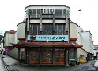 Bilde av hovedinngangen til Forum kino i Bergen. Foto: Frode Inge Helland
