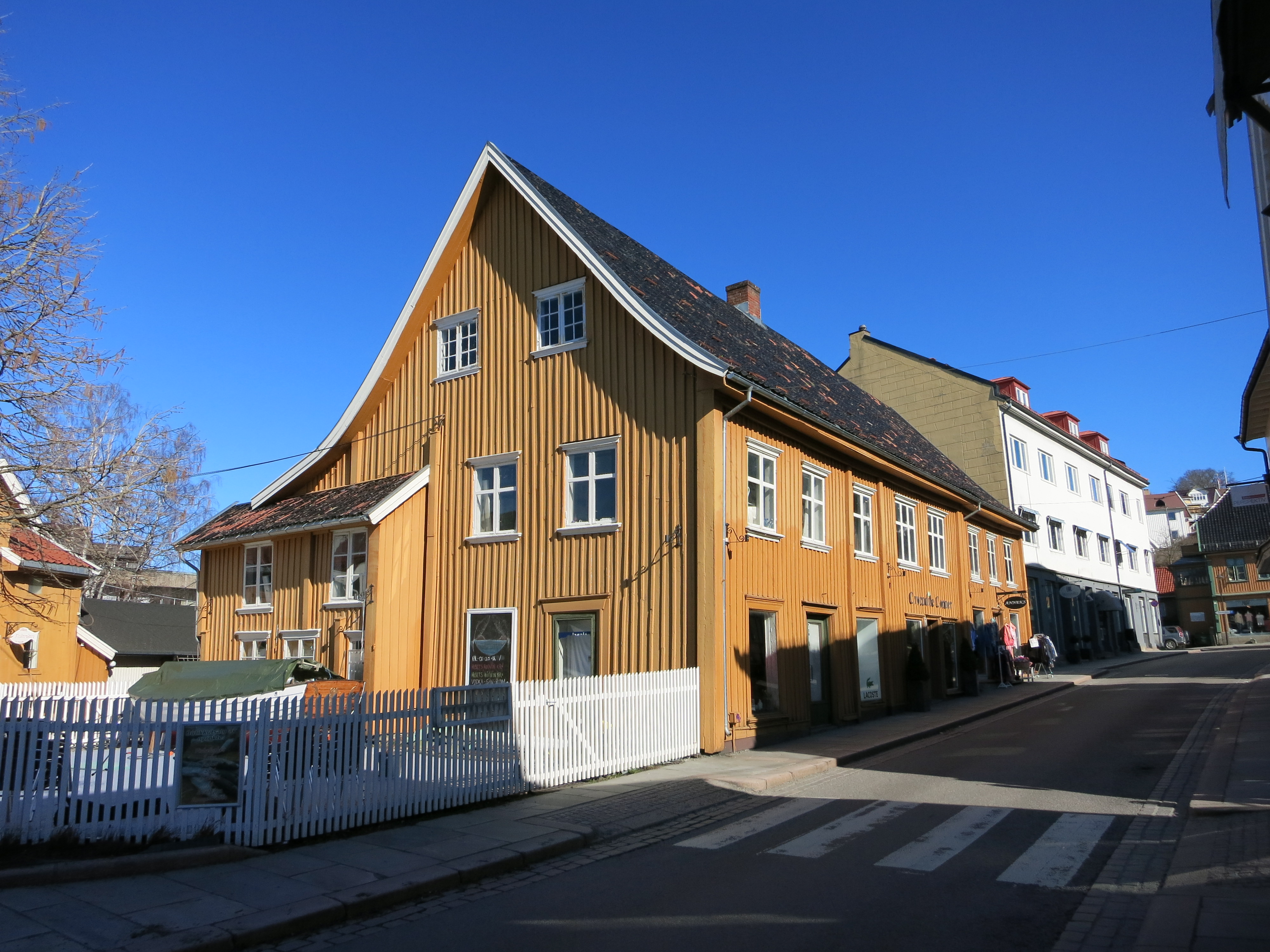Bilde av handelshuset i Drøbak. Det hyggelige sennepsgule huset med skråtak ble oppført på slutten av 1700-tallet eller i første halvdel av 1800-tallet. Foto: Akershus fylkeskommune