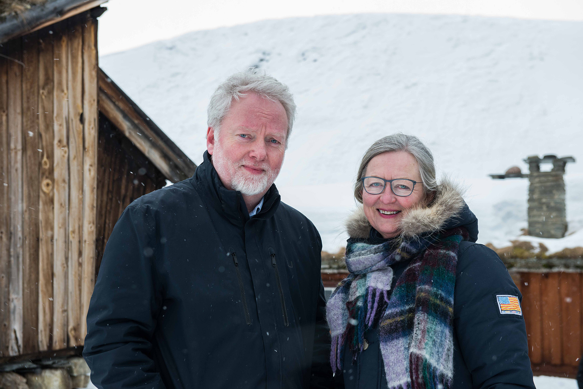 Bilde av Riksantikvar Jørn Holme og fagdirektør Berit Lein. Bildet er tatt på Røros, ett av Norges verdensarvsteder. Foto: Thorleif Thorsen
