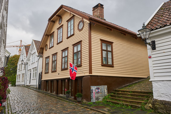 Bildet viser den fredete boligen i Øvre strandgate 60 i Stavanger. Foto er tatt av Marit Vestvik, Riksantikvaren
