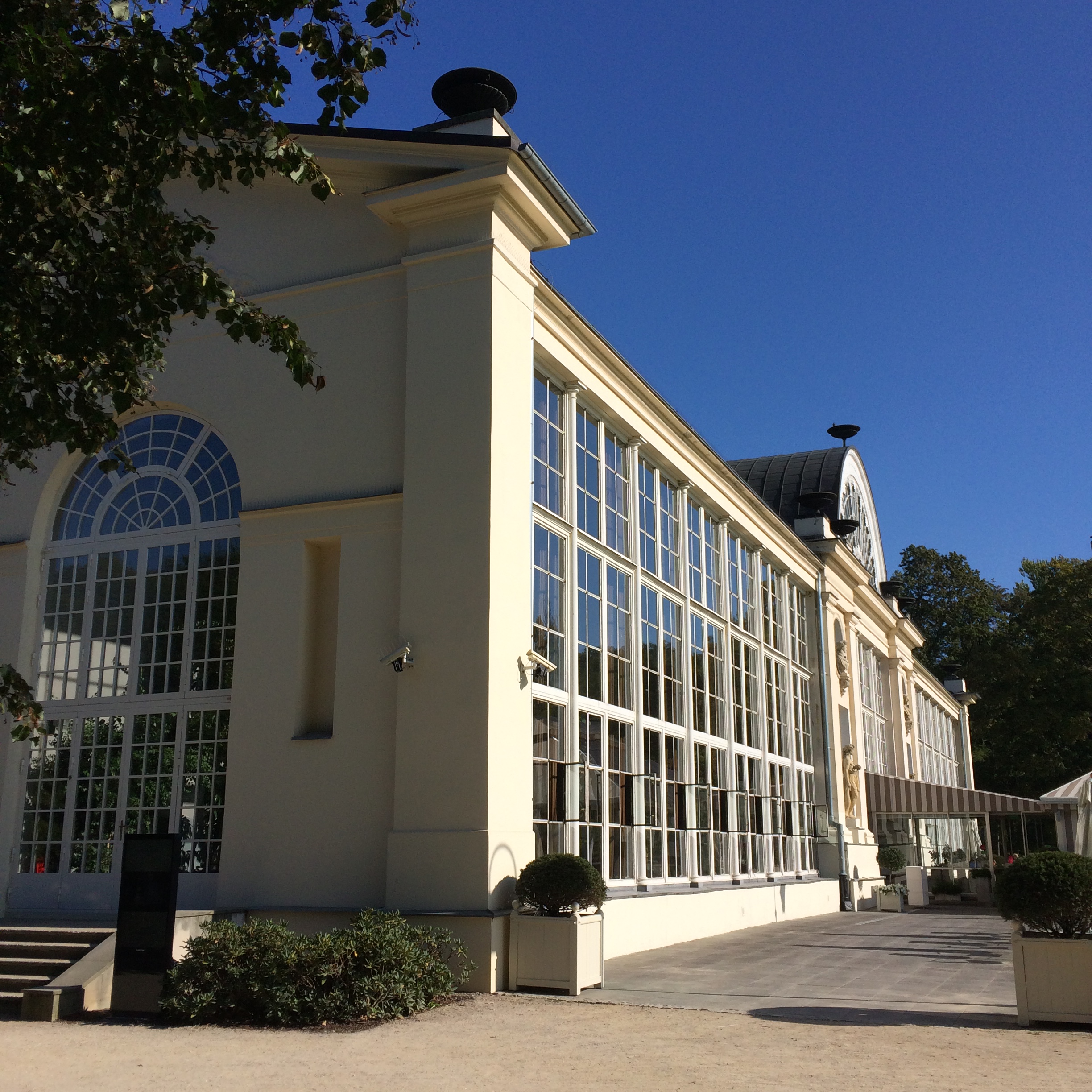 Łazienki Park, eller Royal Baths Park, er den største parken i Warszawa og brukes til konserter, kunst og kultur
