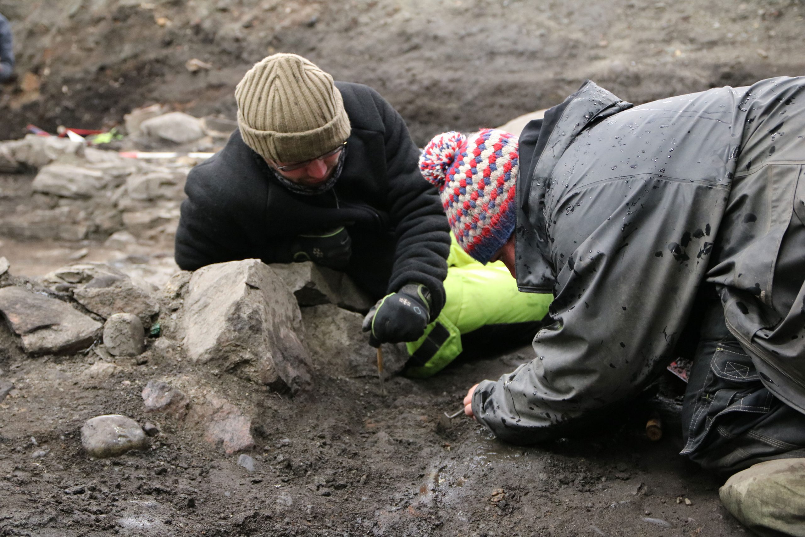 Bildet viser Utgraving av det som arkeologene mener er Klemenskirken til Olav den hellige. Her er arkeologer fra Norsk institutt for kulturminneforskning (NIKU) i arbeid. Foto: NIKU
