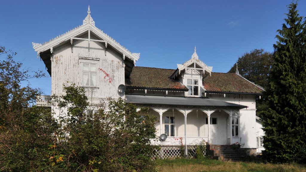 Bilde av Solhaug, en stor løkkebygning i sveitserstil oppført i 1877. Huset er rikt dekorert med vakre utskjæringer i tre. Foto: