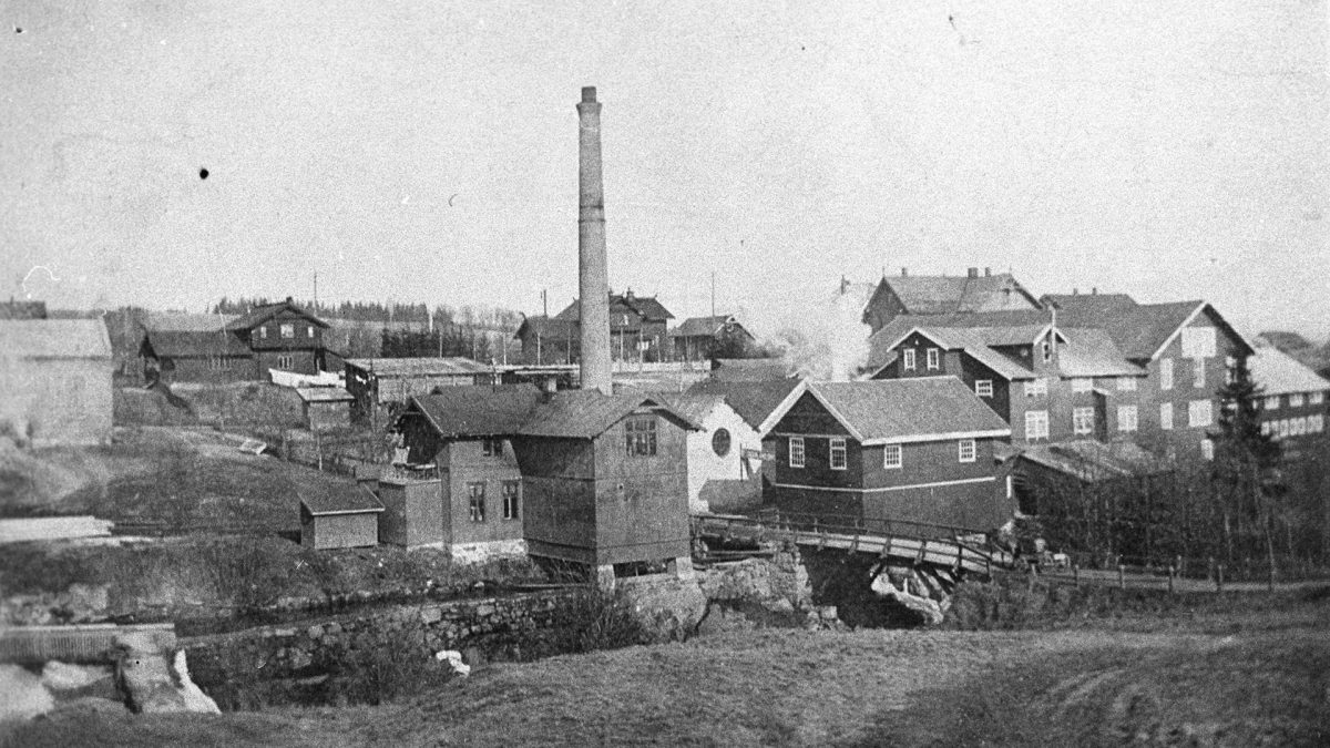 Foto av Strømmen Trævarefabrik ca 1905. Foto er lånt fra Museene i Akershus