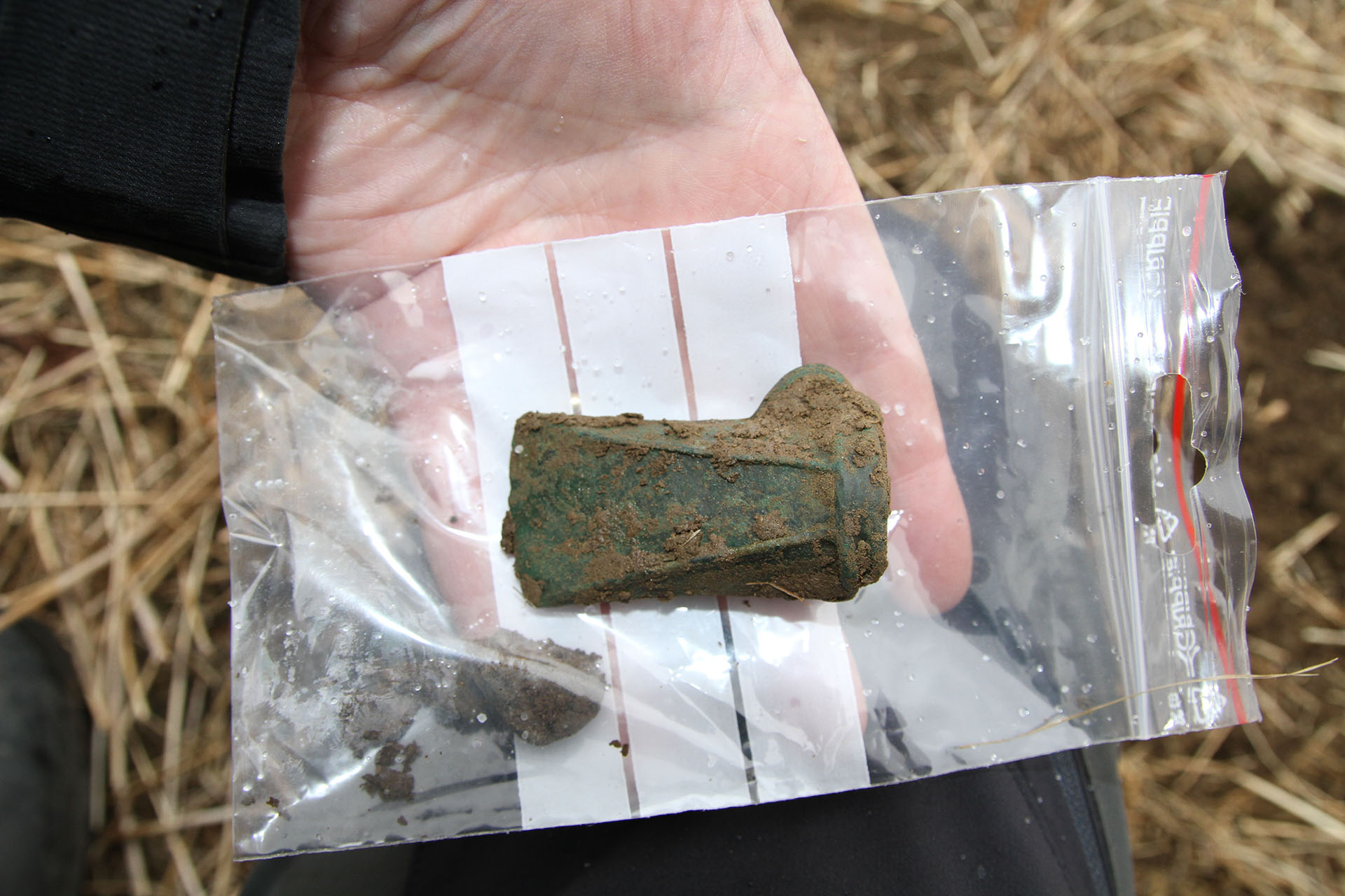 Bildet viser en Bronse-celt (liten øks) funnet i 2017 i Hegra, Trøndelag. Foto er tatt av Jostein Gundersen, Riksantikvaren