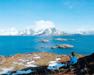 Bilde fra Troms/Romssa/Tromssa, KULA-området Yttersida av Senja/Sáččá fávllebeal, Fiskerilandskapet. Langværan sett fra Ørja, med Senja i bakgrunnen. Foto fra Troms fylkeskommune, Kulturetaten. Harald G. Johnsen