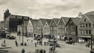 Illustrasjon: Bryggen i Bergen var et av områdene i konsekvensutredningen om bybanen fra Bergen sentrum til Åsane. Foto: ukjent, Riksantikvaren