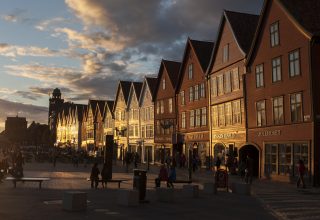 Bildet viser Bryggen i Bergen er et av Norges verdensarvsteder. Fotograf er Arve Kjersheim, Riksantikvaren