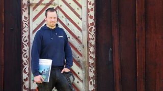 Bilde av Eirik Hovland utenfor Nore stavkirke. Foto: Karin Axelsen, Riksantikvaren