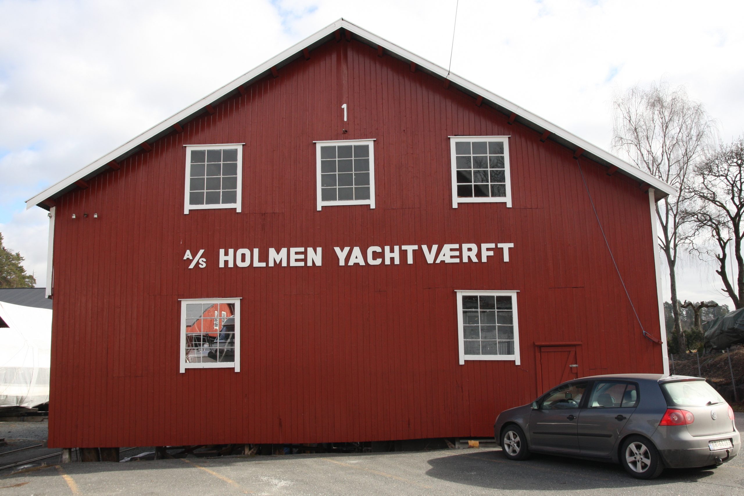 Bilde av Holmen Yachtværft som fremdeleser i drift og knyttet til en fritidsaktivitet befolkningen langs Oslofjorden har dyrket i ulike former gjennom mange hundre år. Foto: Øystein Hagland, Riksantikvaren