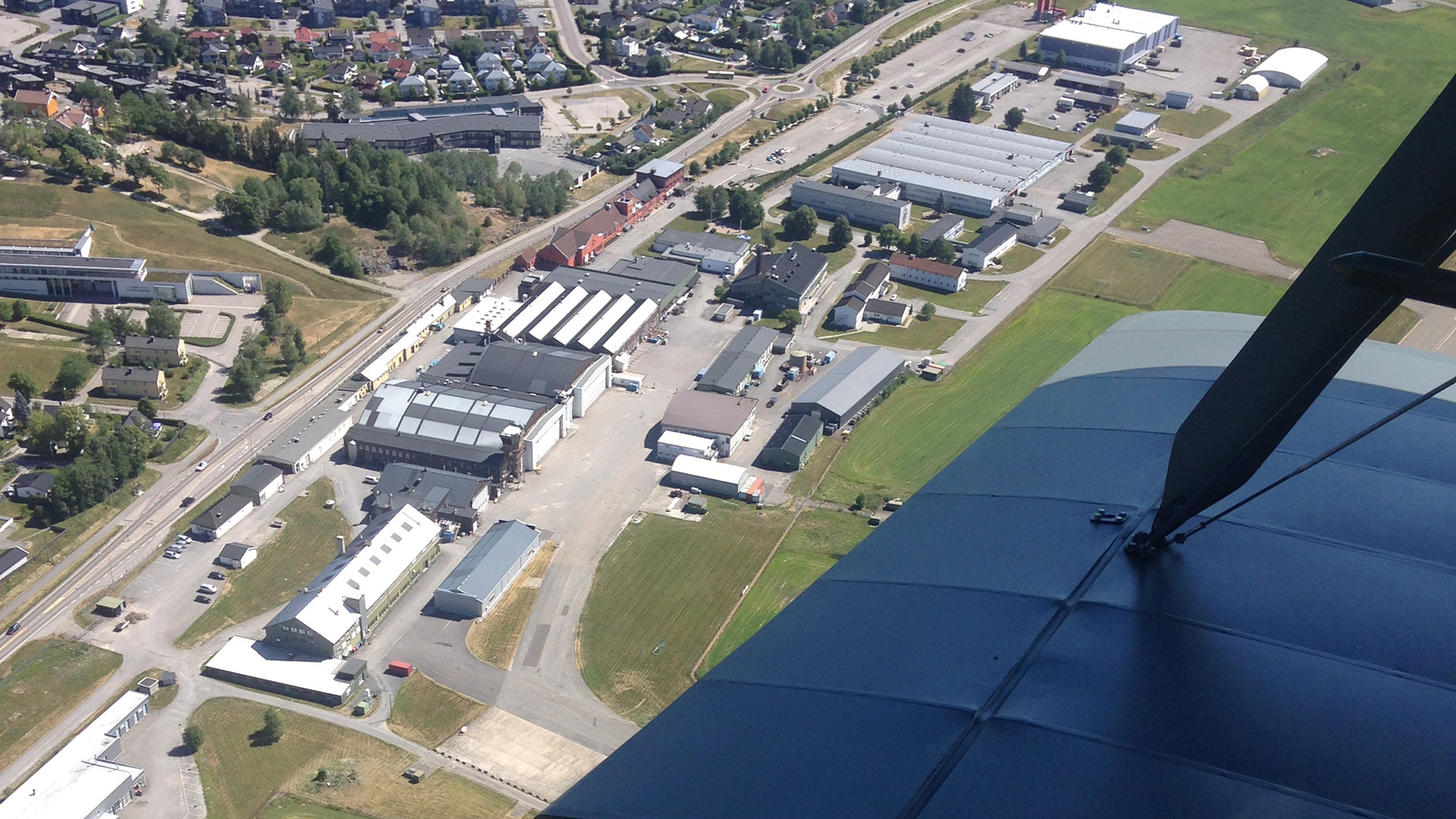 Flyfoto av Kjeller flyplass. Foto er tatt av Øystein Hagland, Riksantikvaren