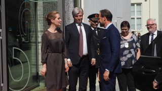 Bilde av Riksantikvar Hanna Geiran, Klimaminister Ola Elvestuen og H.K.H. Kronprins Haakon før åpningen av Klemenskirkeutstillingen. Bak fra venstre: Politimester Nils Kristian Moe, ordfører Rita Ottervik og fylkesmann Frank Jenssen. Foto: Siri Wolland, Riksantikvaren