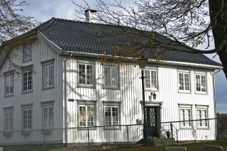 Bilde av Rindegården i Brevik ved eierne Monica Lill Normann og Mads Rogn var fjorårets mottakere av kulturminneprisen. Foto: Monica Lill Normann og Mads Rogn