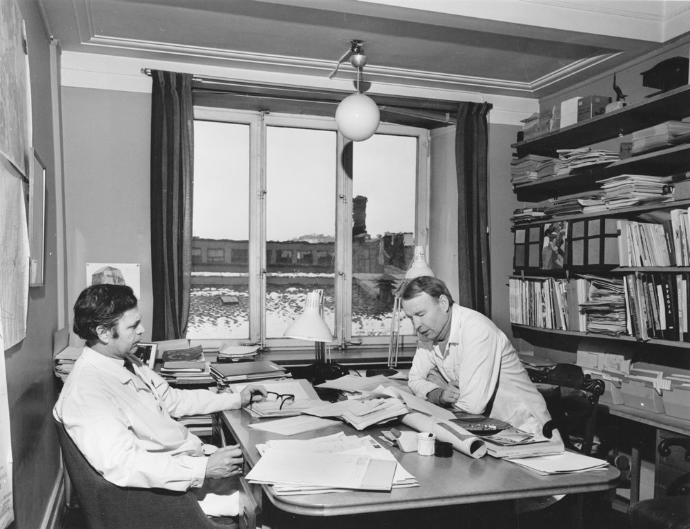 Historisk foto av to medarbeidere ved Riksantikvarens kontor