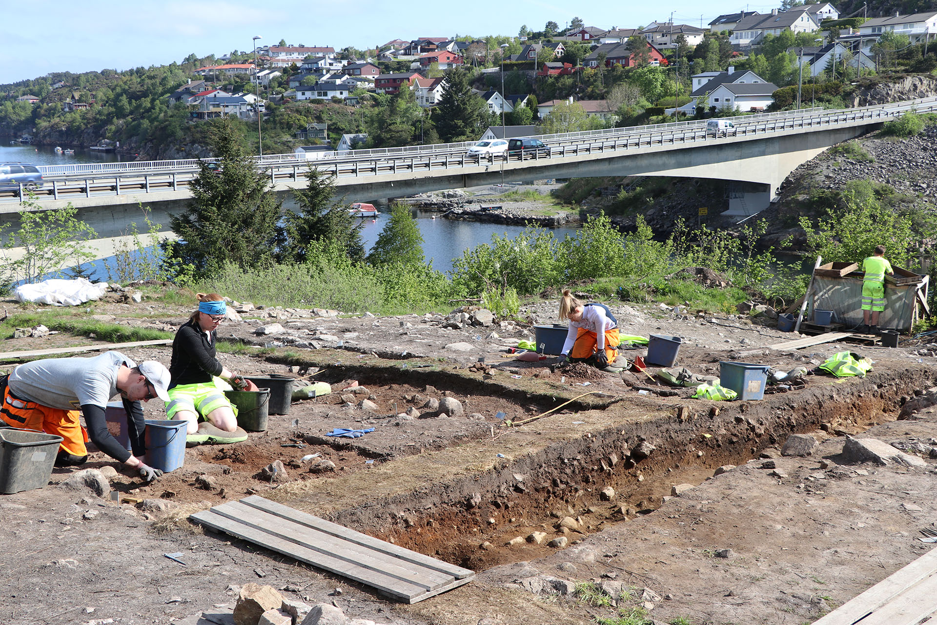 Bilde viser en arkeologisk utgraving i forbindelse med Sotrasambandet. Foto er tatt av Leif Inge Åstveit, Universitetsmuseet i Bergen