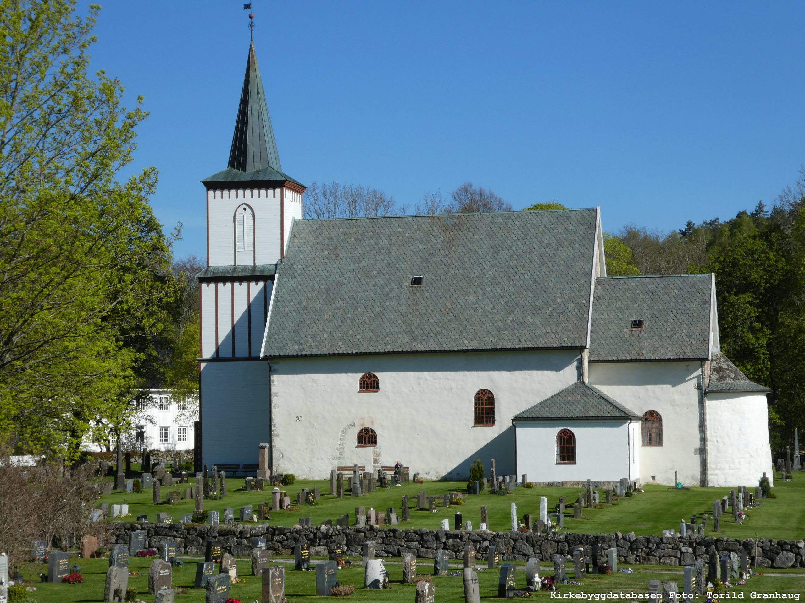 bildet viser Tanum kirke, Brunlanes, er en av de 159 middelalderkirkene i stein i Norge. Foto fra Kirkebyggdatabasen: Torild Granhaug