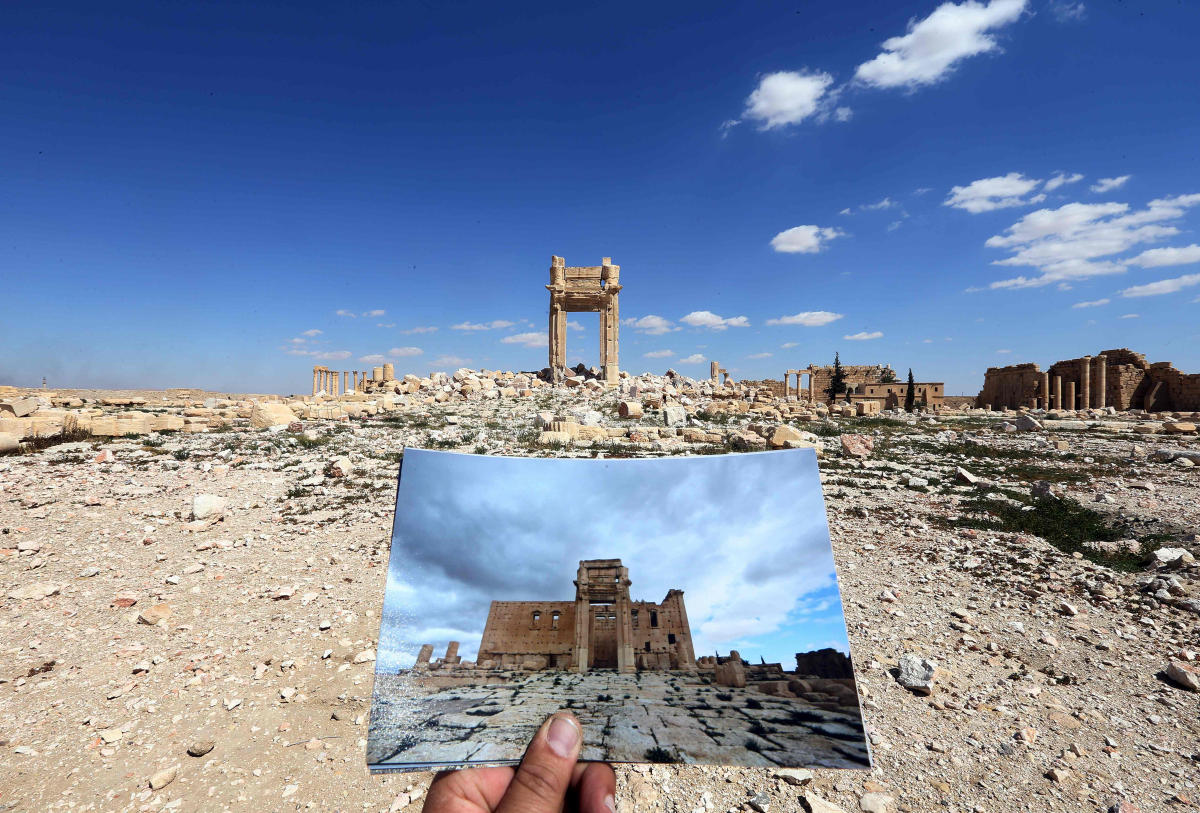 Bildet er tatt i 2016, ett år etter ISIL plyndret og raserte det historiske stedet Palmyra i Syria. I forgrunnen holdes det opp et fotografi som viser hvordan det historiske Baal tempelet så ut før ISIL okkuperte stedet. Dette er ett av mange bygg og monumenter i Palmyra som ble ødelagt av den jihadistiske gruppen. I 2019 klarte kurdiske styrker å ta tilbake området, men da var allerede ødeleggelsene fullstendige. Å ødelegge kulturminner på denne måten er en enkel metode for å skaffe seg oppmerksomhet, Palmyra er et av flere kulturminner som har blitt ødelagt av ISIL.