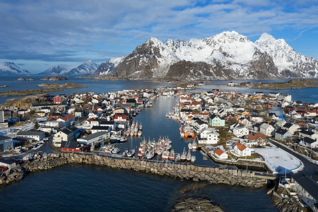 Henningsvær under Lofotfisket i 2020