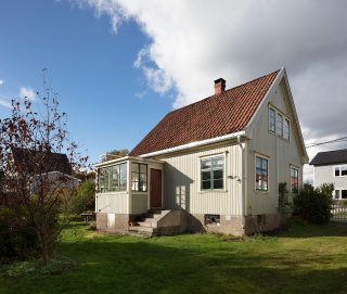 Bilde av den hvite trevillaen Villa Dammen