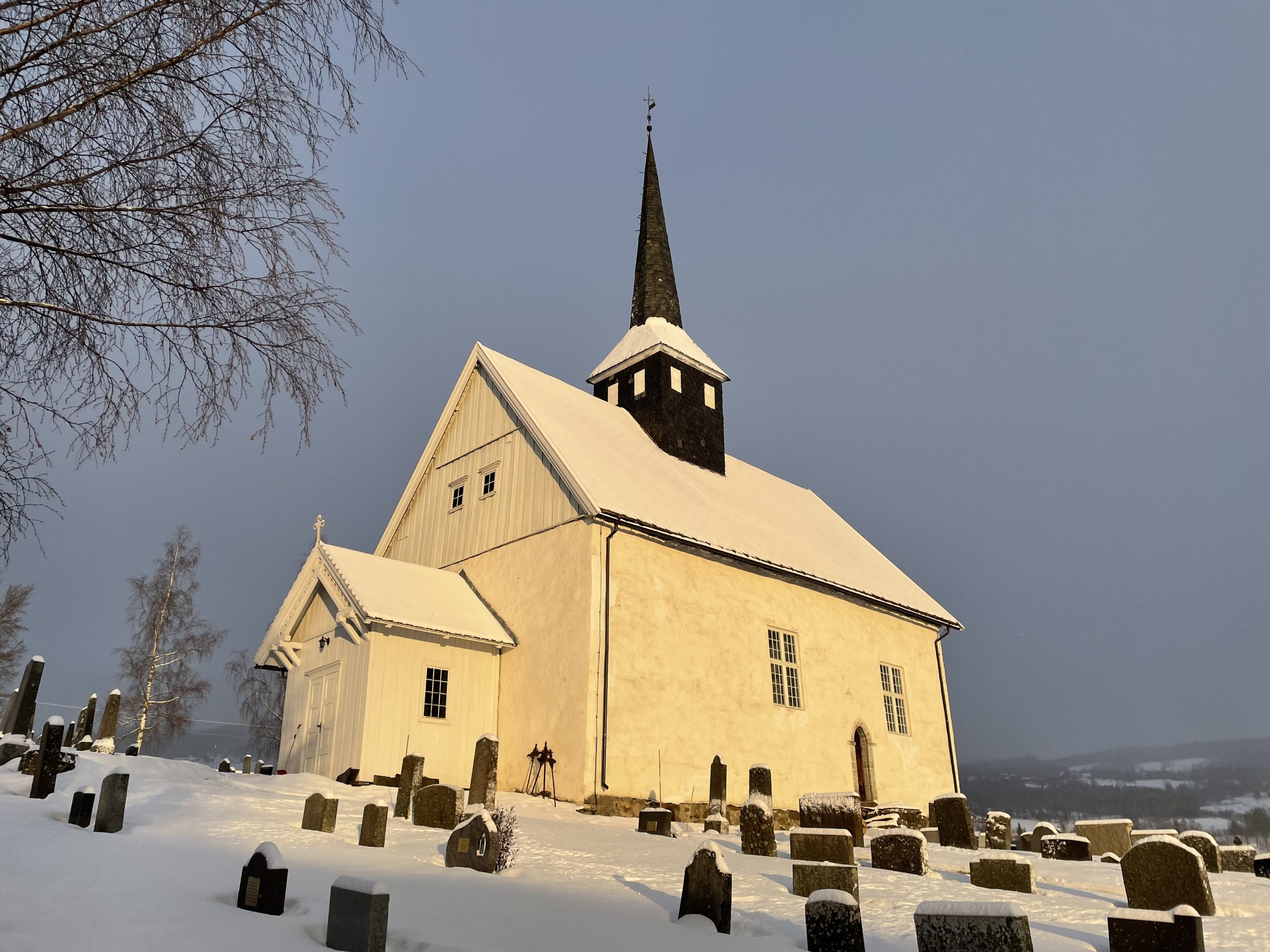 Tilrådinger for bevaringsprogram for kirkene er levert. Follebu kirke i vinterskrud.