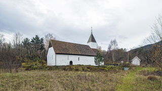 Vakre Kvamsøy kyrkje i Sogn er en av flere middelalderkirker i stein som har fått tilskudd til klimaskallsikring. Foto: Dagfinn Rasmussen, Riksantikvaren.
