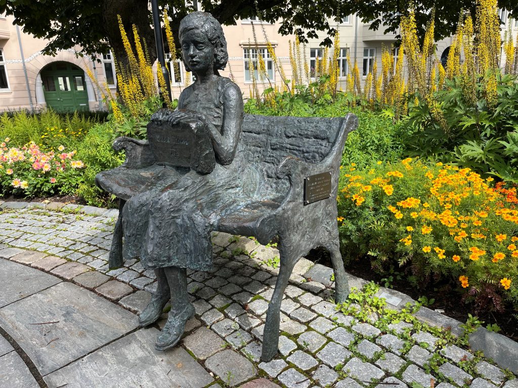 Fredar minnesmerke over jødiske born og unge. Cissi Klein-statuen i Trondheim.