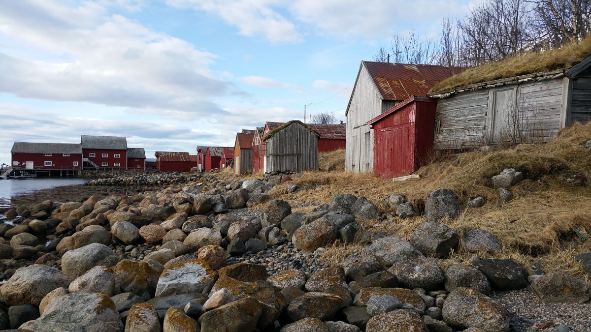 Den godt bevarte naustrekkja på Grøtavær i Troms består av naust, brygger og småbuer. Område står fram med eit heilskapleg miljø der det er ein klar samanheng mellom det fysisk leselege miljø og hovudhistoria.