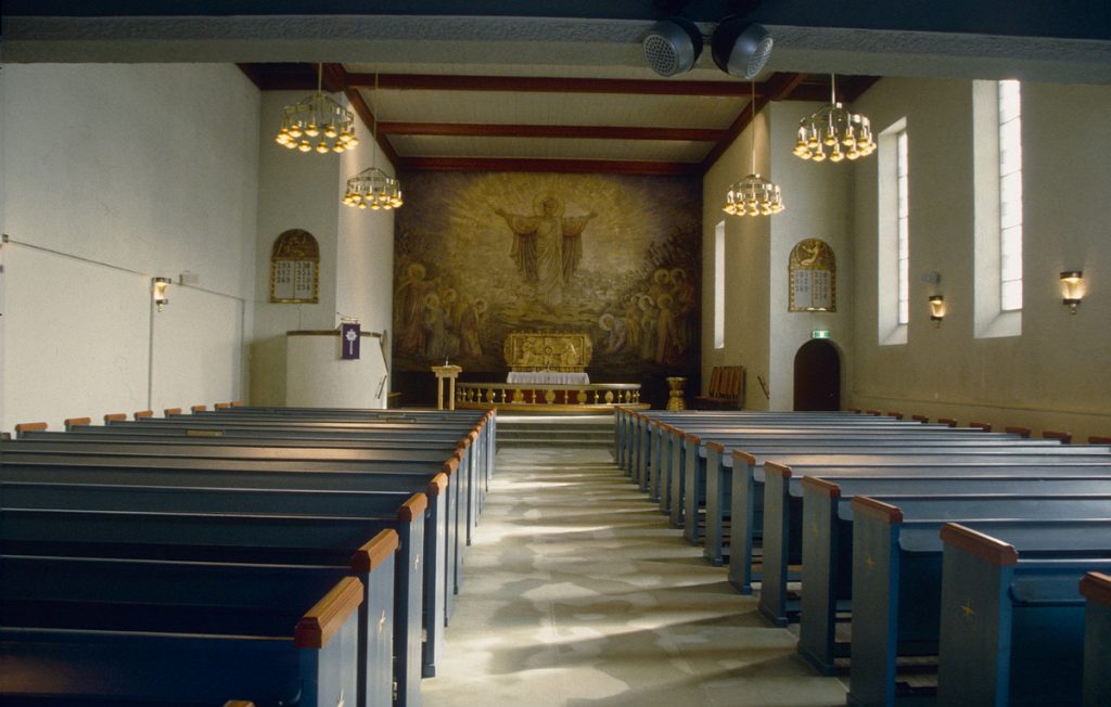 Kirkekunst - Iladalen kirke. Bildet viser veggmaleri og alter.