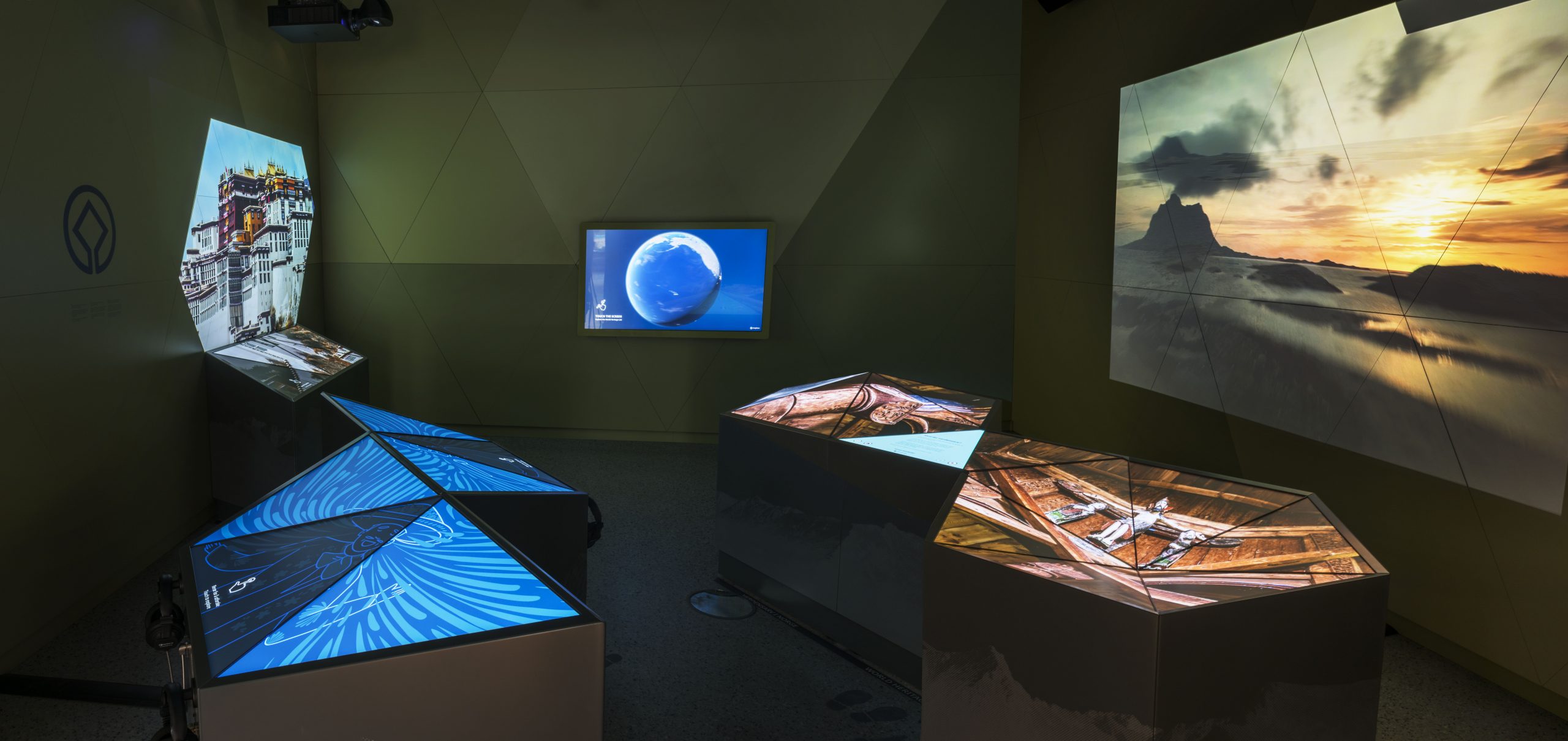 Skjermer og interaktive, lysende bord på utstillingen "Vår verdensarv"